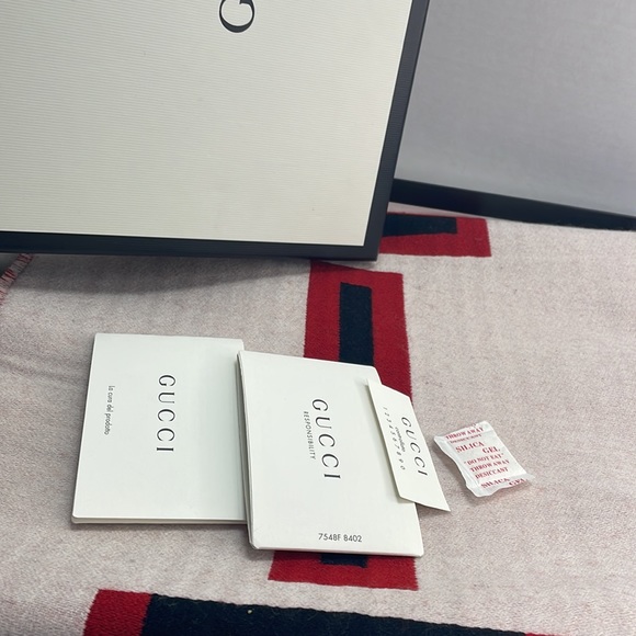 Authentic GUCCI wool and silk scarf with box cards and COA - Picture 11 of 12